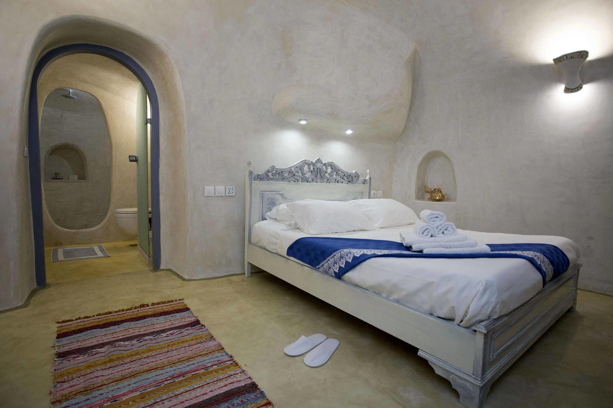 Aura Caves Fira (Santorini)