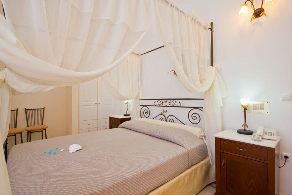 Epavlis & 4* Kamari (Santorini)