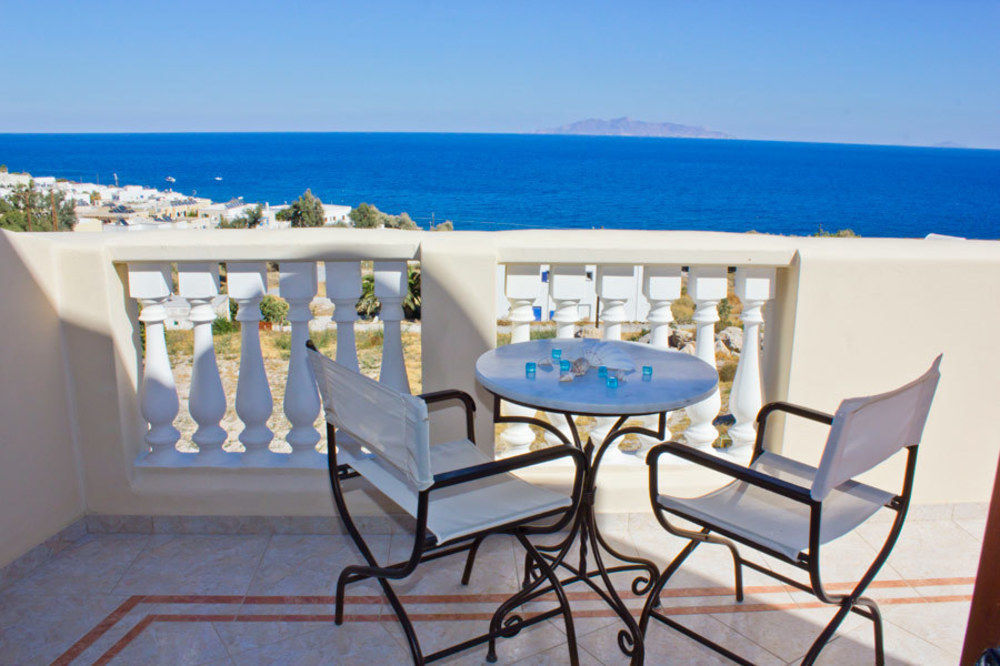 Epavlis & Hotel Kamari (Santorini)