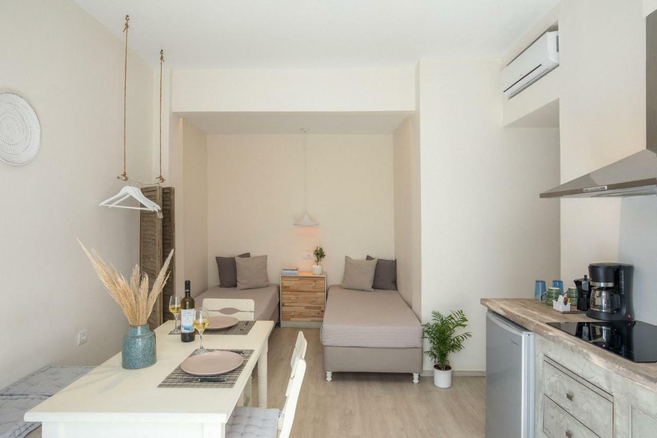 Light Blue Window Apartment Kamari (Santorini)