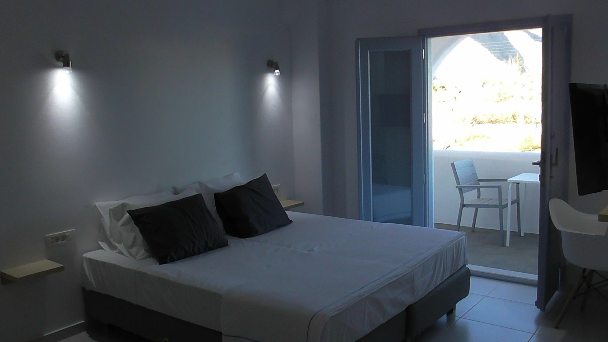 Daylight Perissa (Santorini)