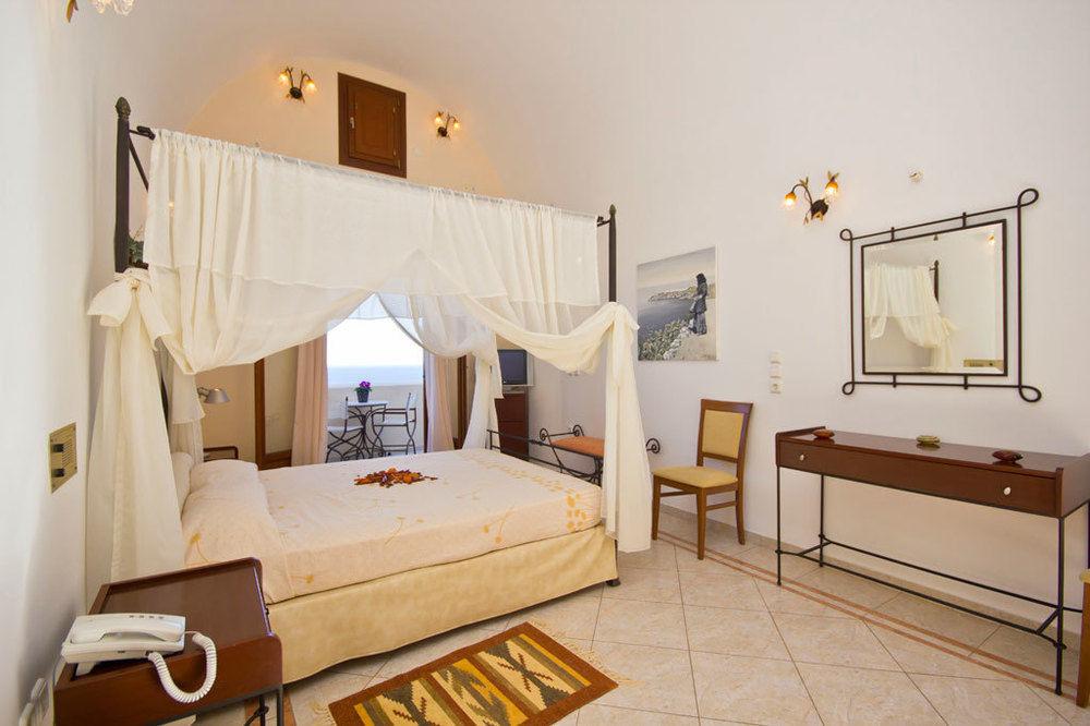 Epavlis & Kamari (Santorini)