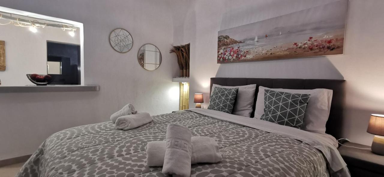 Alexandra's Fira (Santorini)