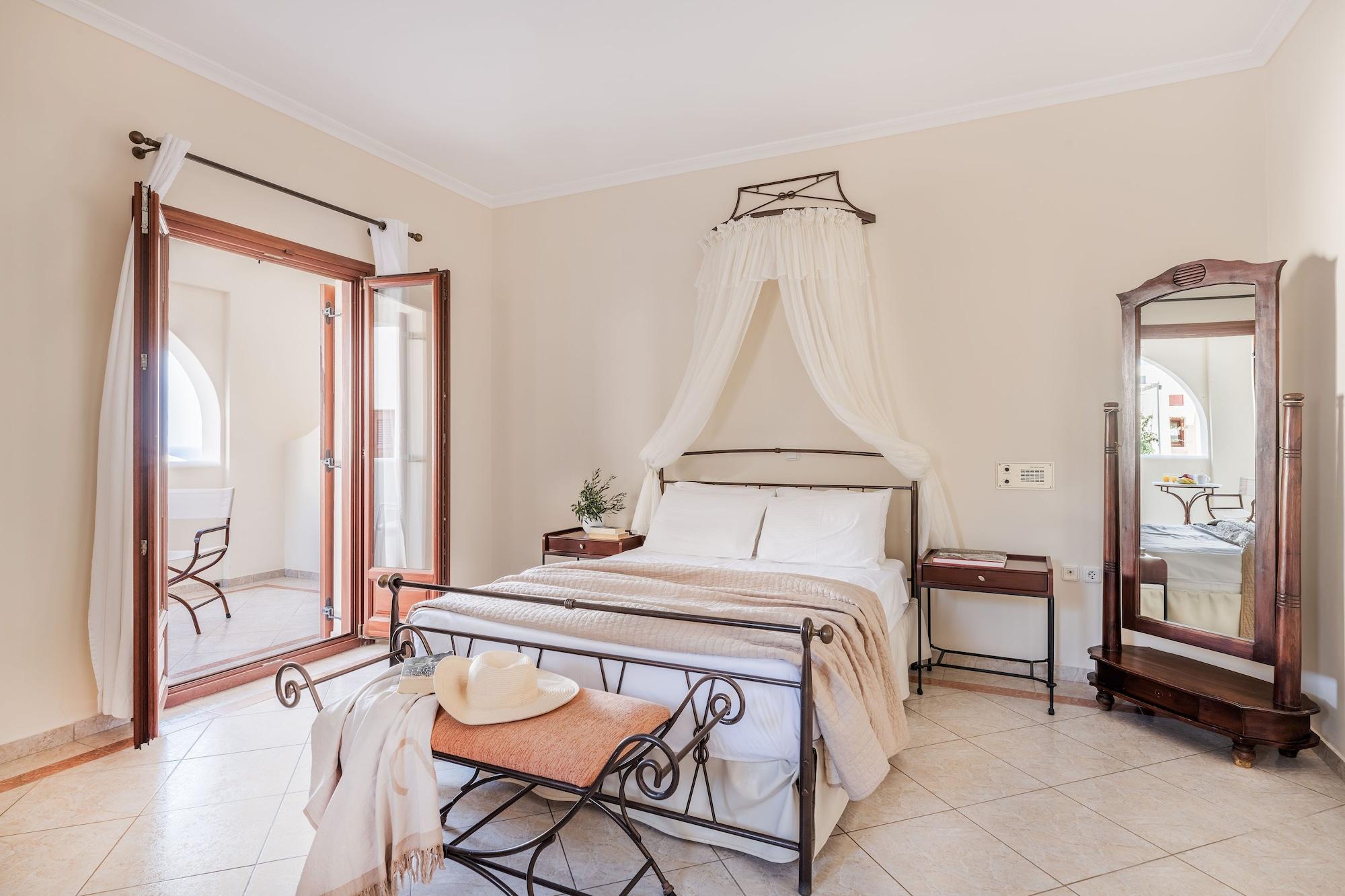 Epavlis & Hotel Kamari (Santorini)