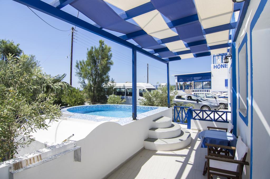 White & Blue * Perivolos (Santorini)