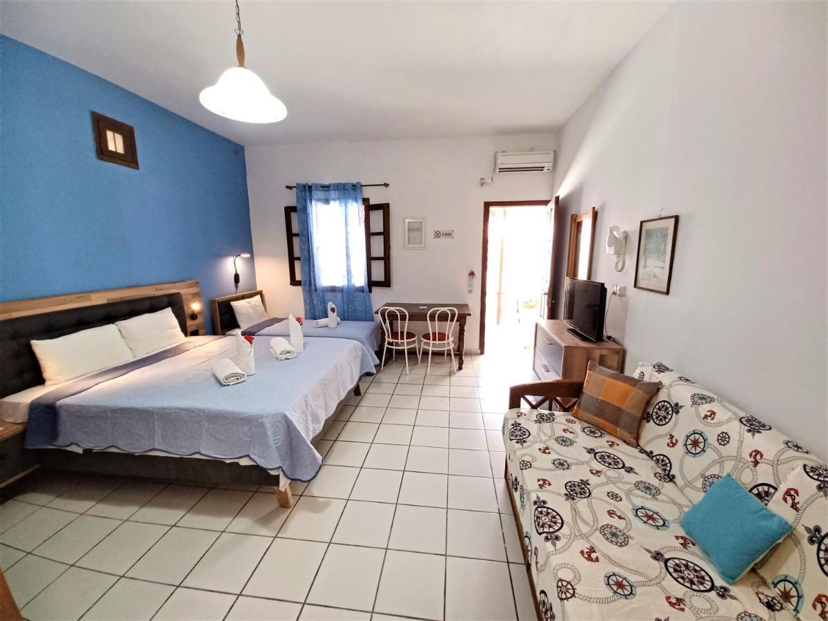 Evelina Pension: Diverse Near Black Perissa (Santorini)