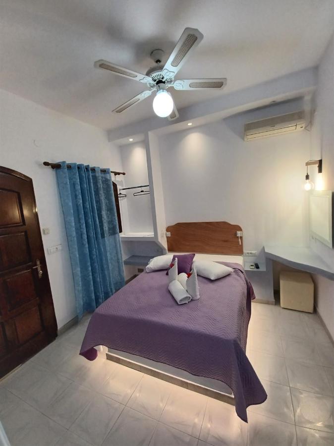 Evelina Pension: Diverse Near Black Guest house Perissa (Santorini)