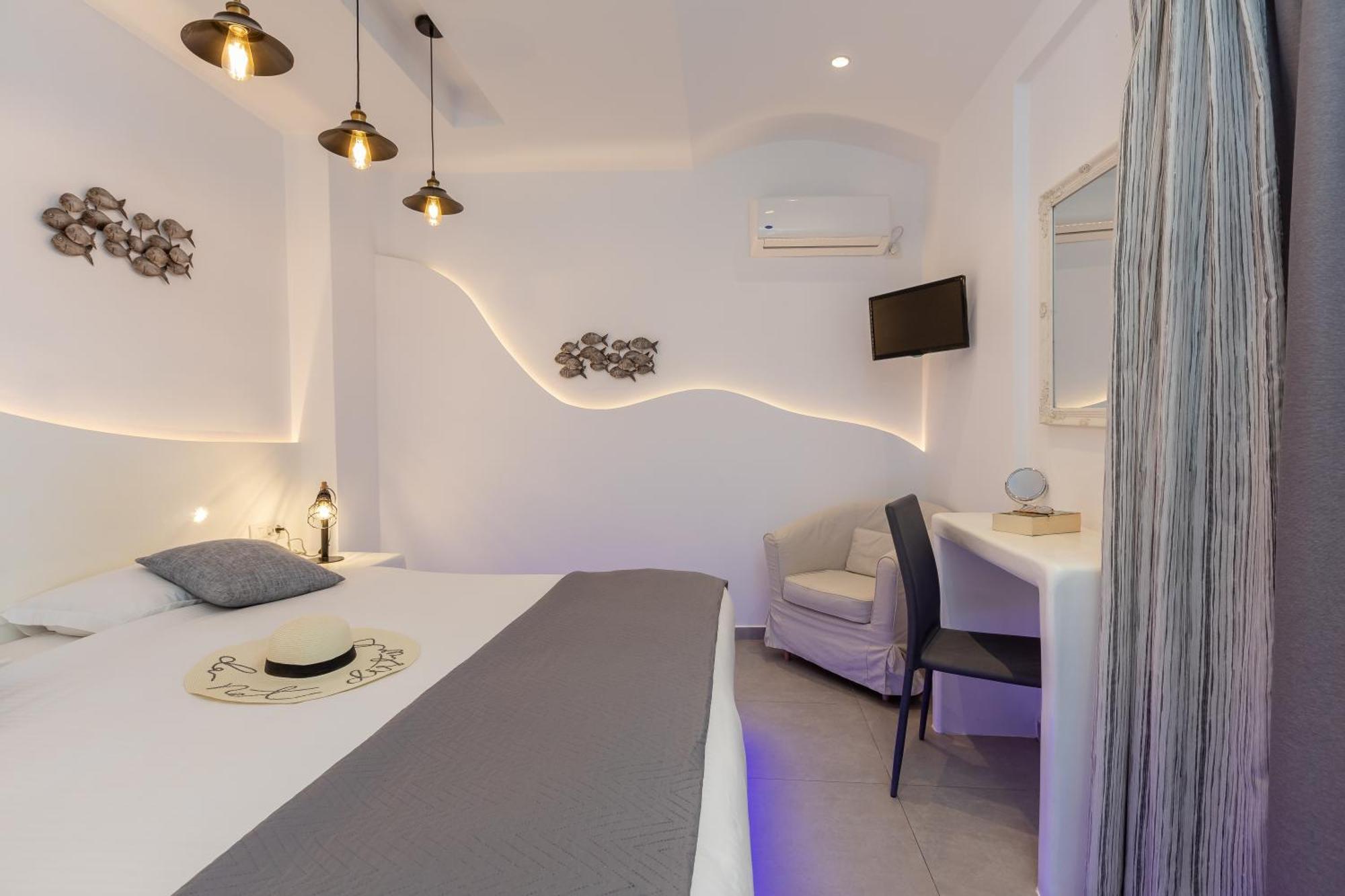 Nikolas 3* Karterados (Santorini)