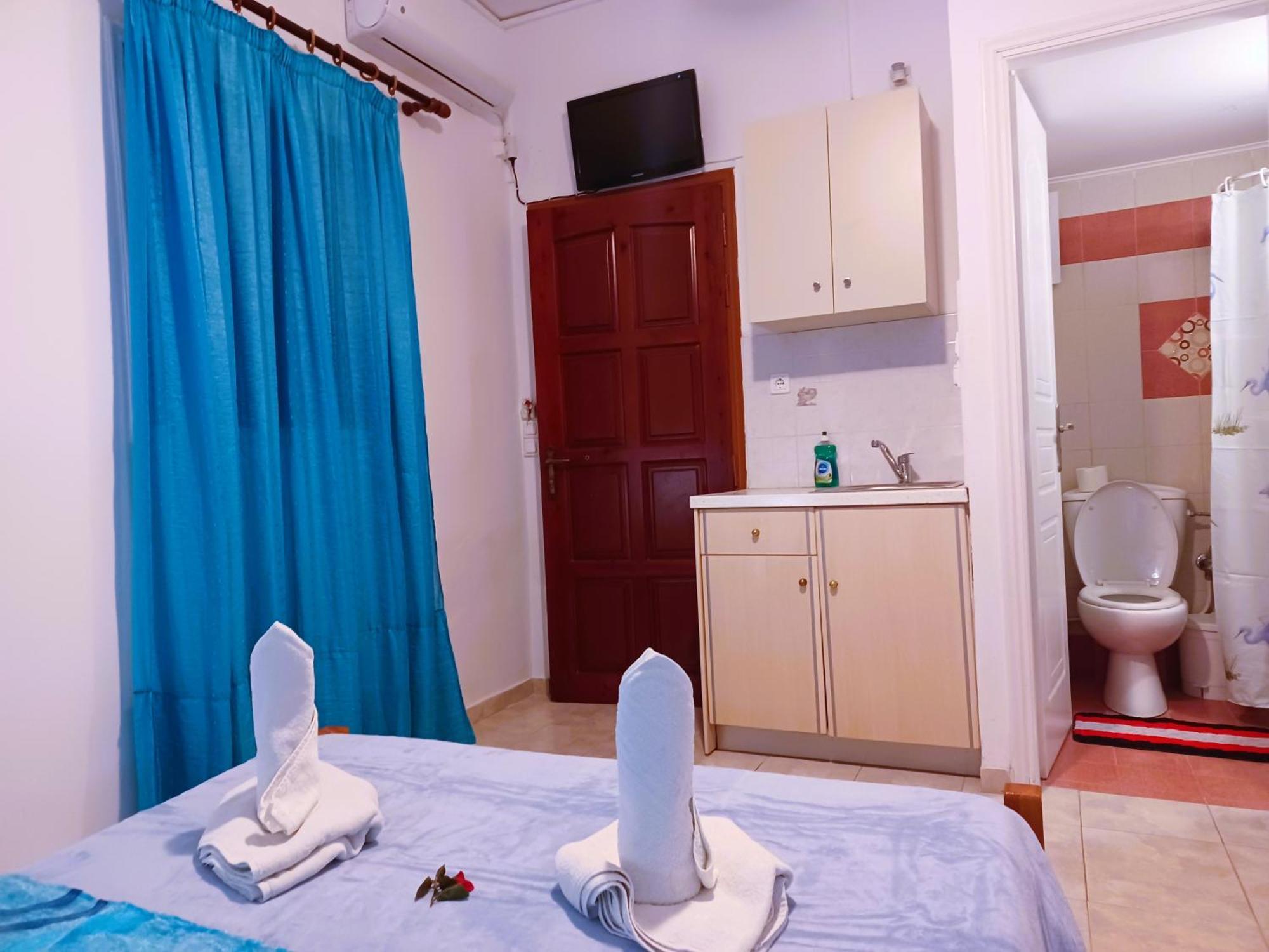Evelina Pension: Diverse Near Black Guest house *