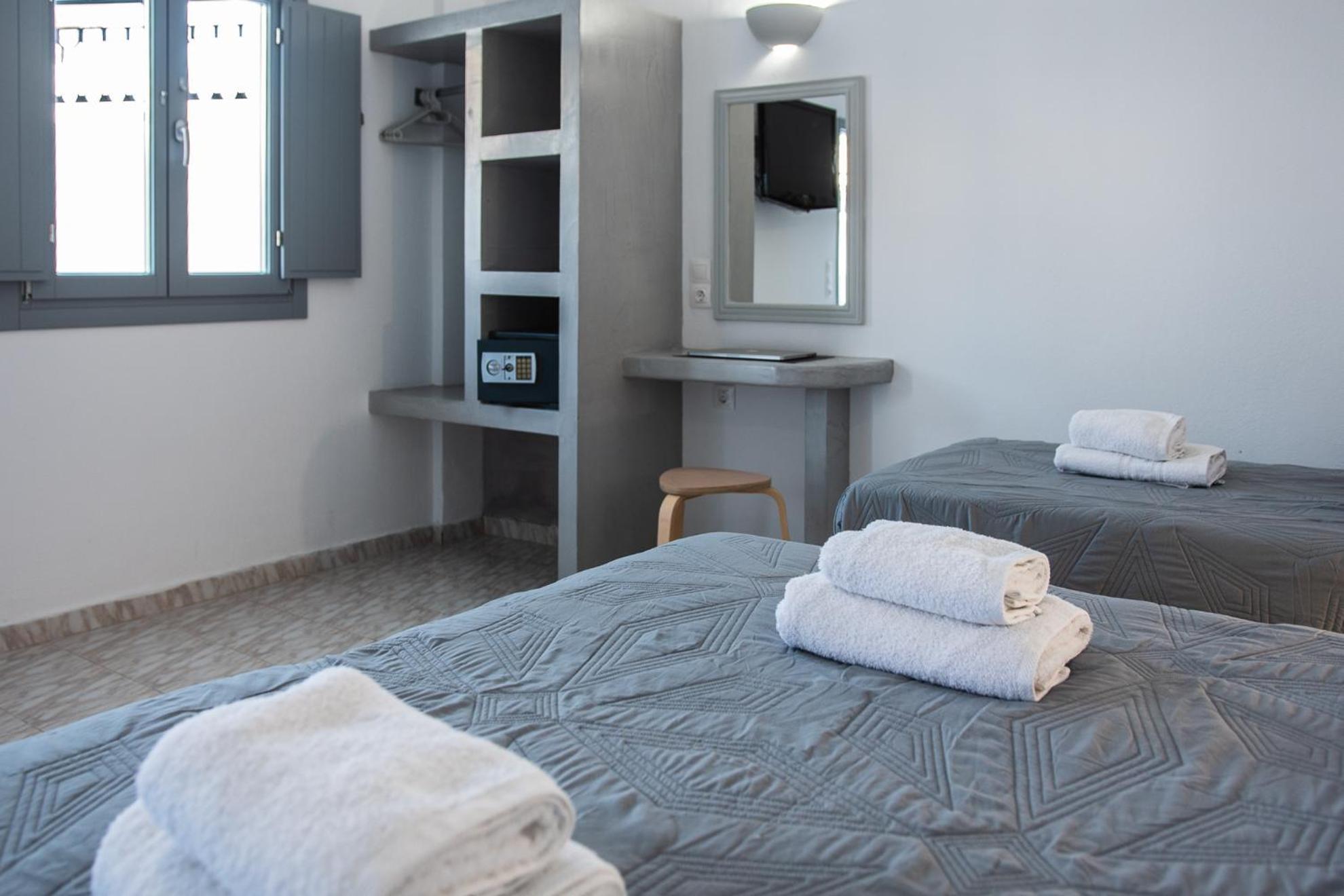 Valvis Aparthotel Perissa (Santorini)