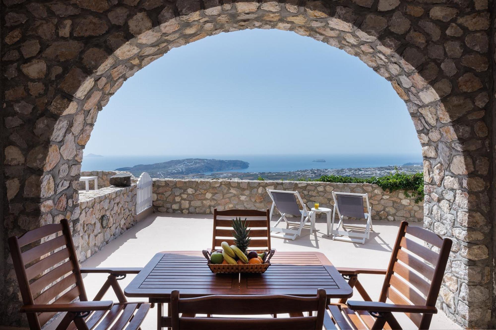 Zatrikion Santorini * Pyrgos Kallistis