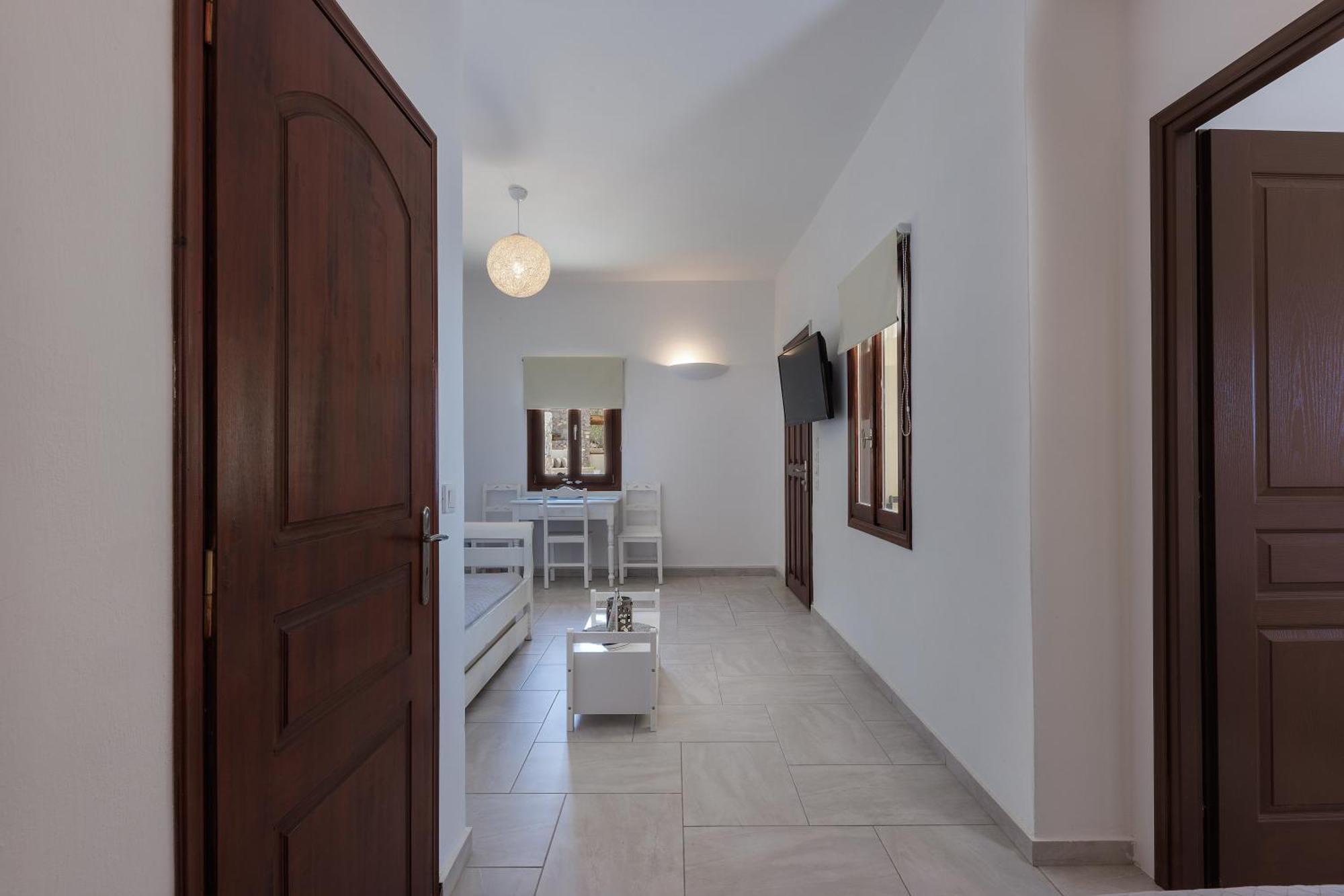 Zatrikion Santorini Pyrgos Kallistis