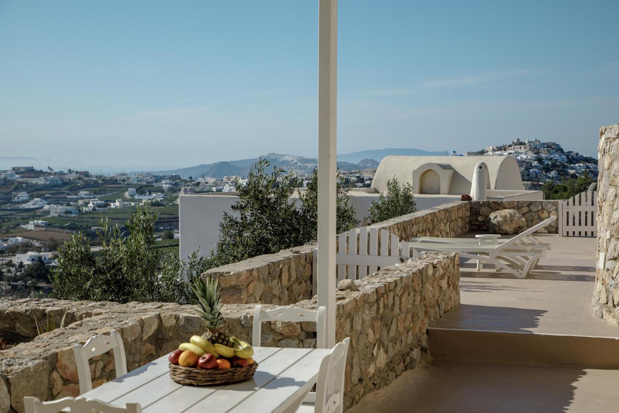Zatrikion Santorini * Pyrgos Kallistis
