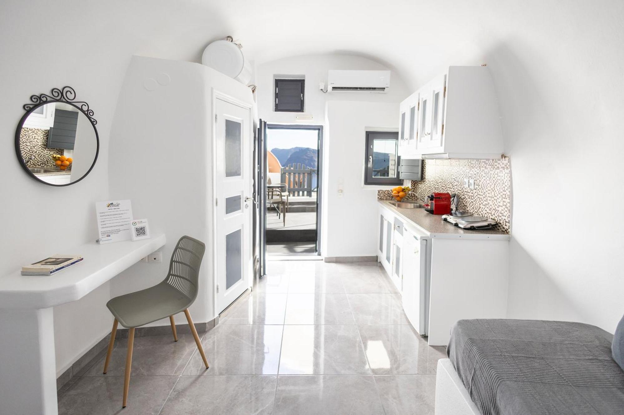 White Side Apartment Oia (Santorini)