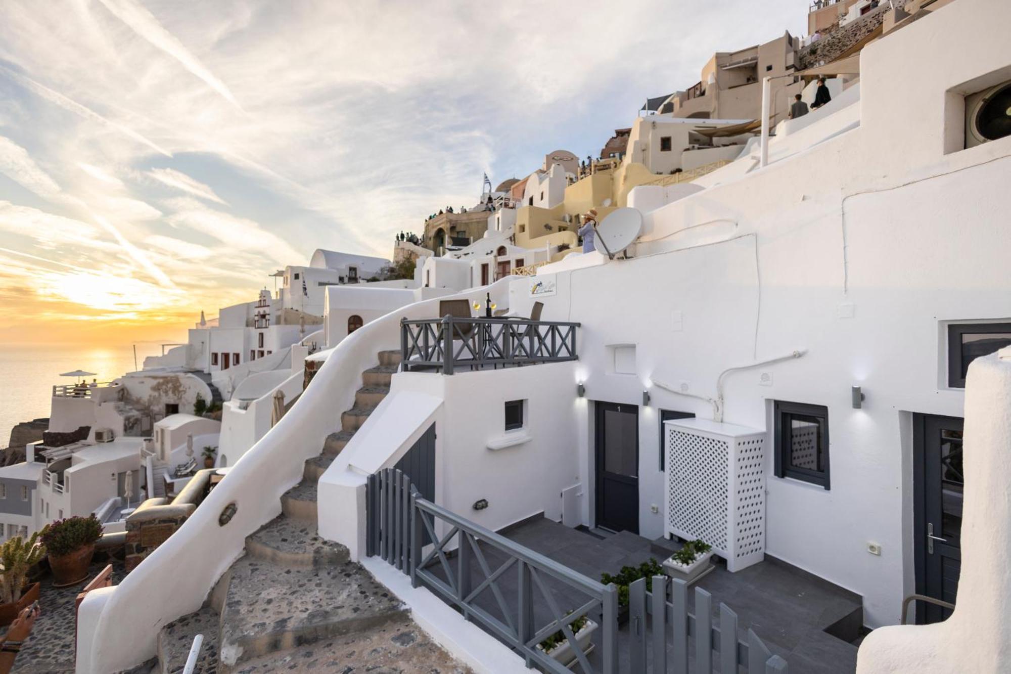 White Side Apartment Oia (Santorini)