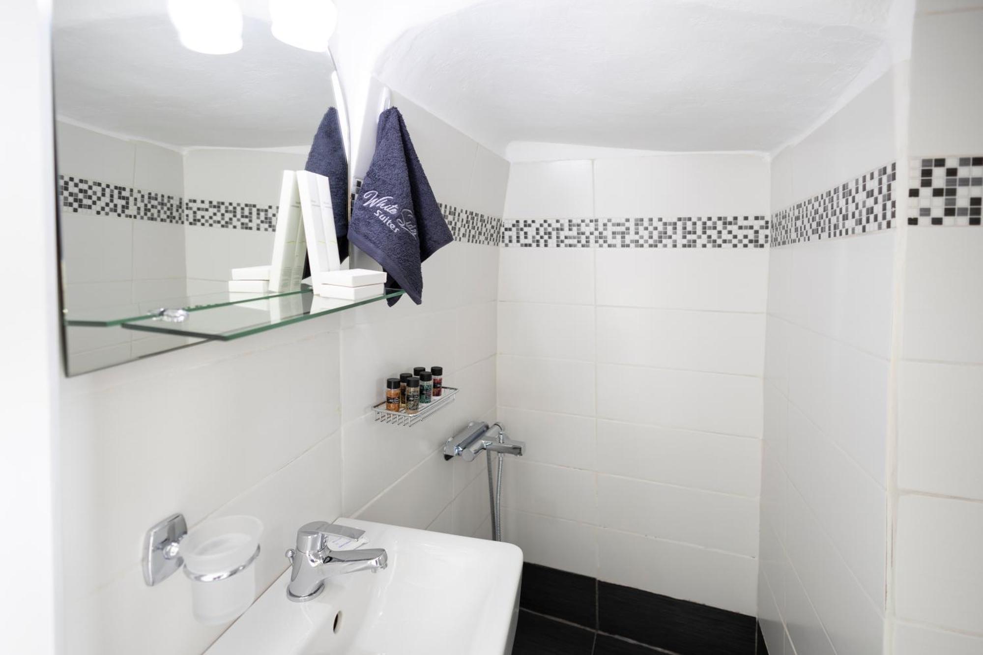 Apartment White Side *