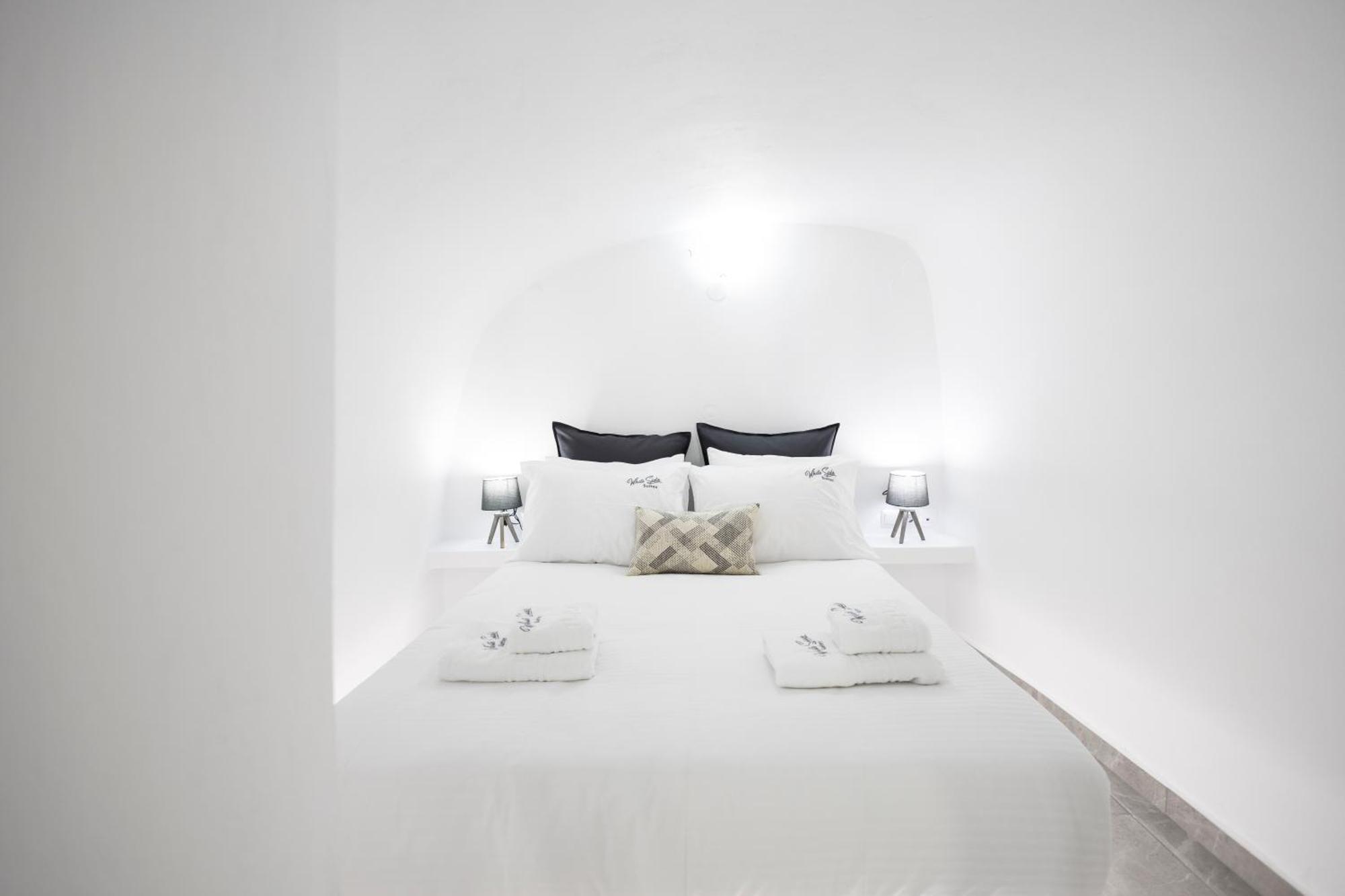 White Side Oia (Santorini)