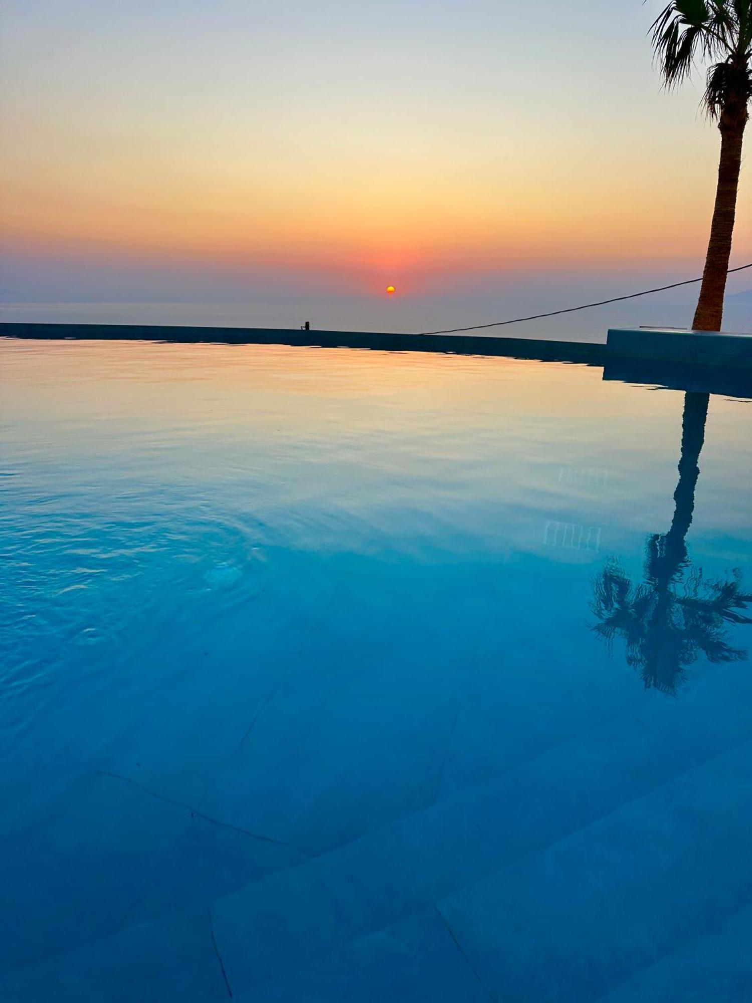 Leon Luxury 5* Imerovigli (Santorini)
