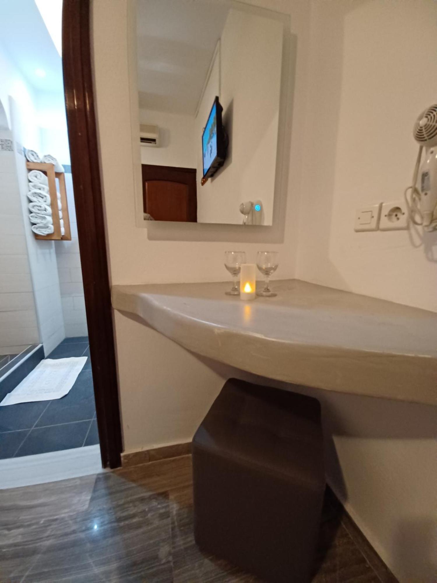 Evelina Pension: Diverse Near Black Guest house Perissa (Santorini)