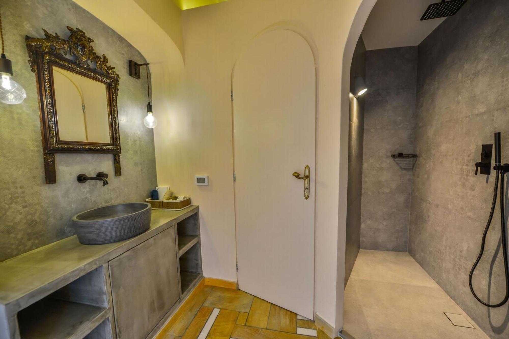 Magnificent Santorini 3 Bedrooms Royal Beautiful Caldera View With 2 Outdoor Hot Tubs *