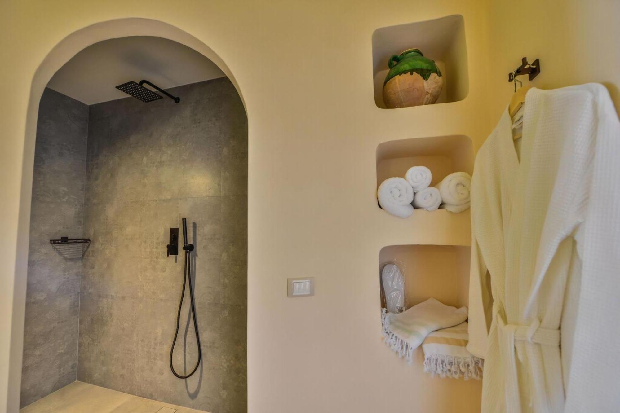 Villa Magnificent Santorini 3 Bedrooms Royal Beautiful Caldera View With 2 Outdoor Hot Tubs *