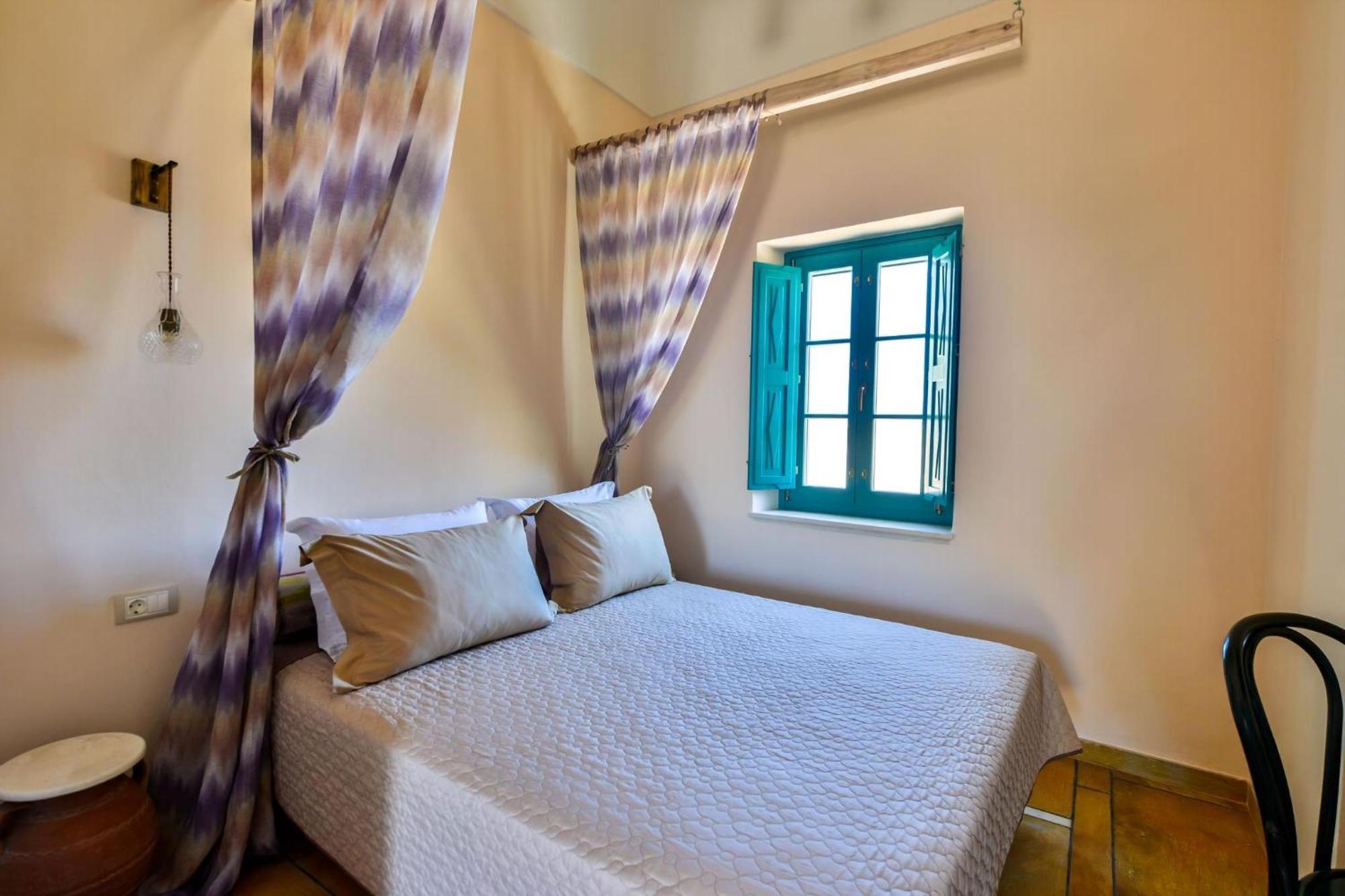 Magnificent Santorini 3 Bedrooms Royal Beautiful Caldera View With 2 Outdoor Hot Tubs Villa *