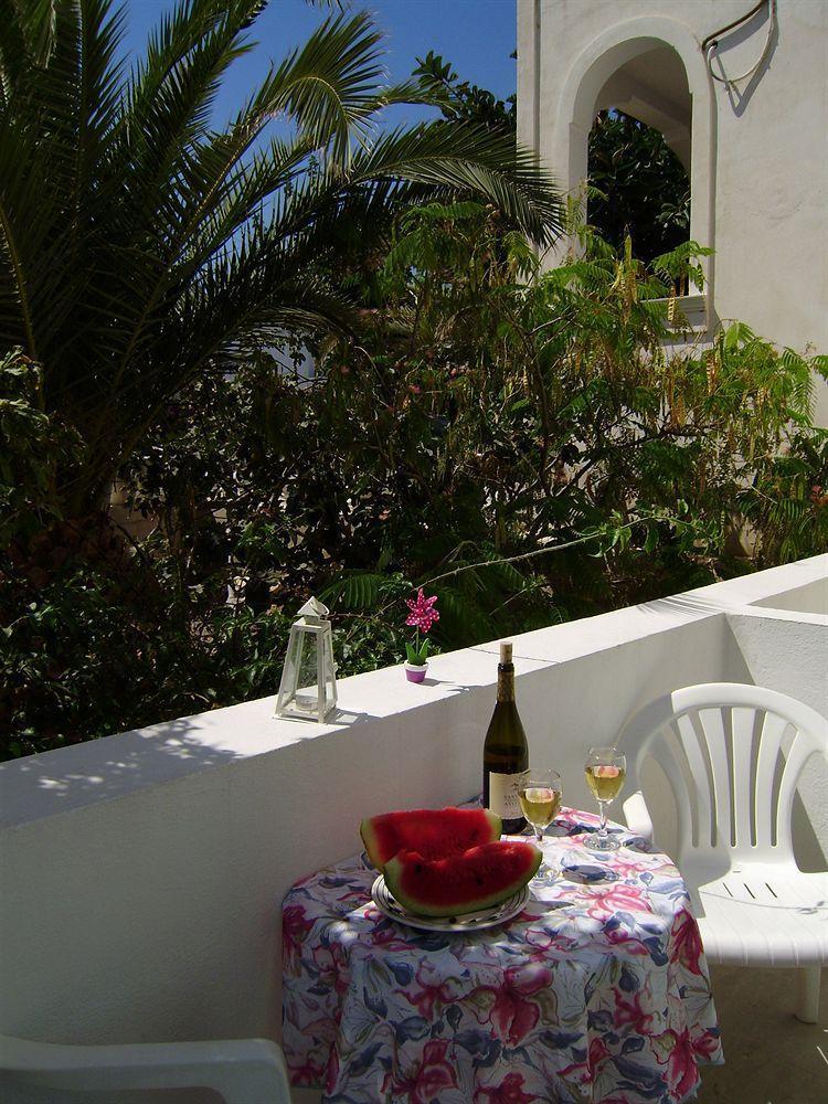 Kymata Kamari (Santorini)