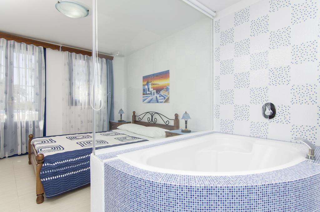 Apartment White & Blue Perivolos (Santorini)