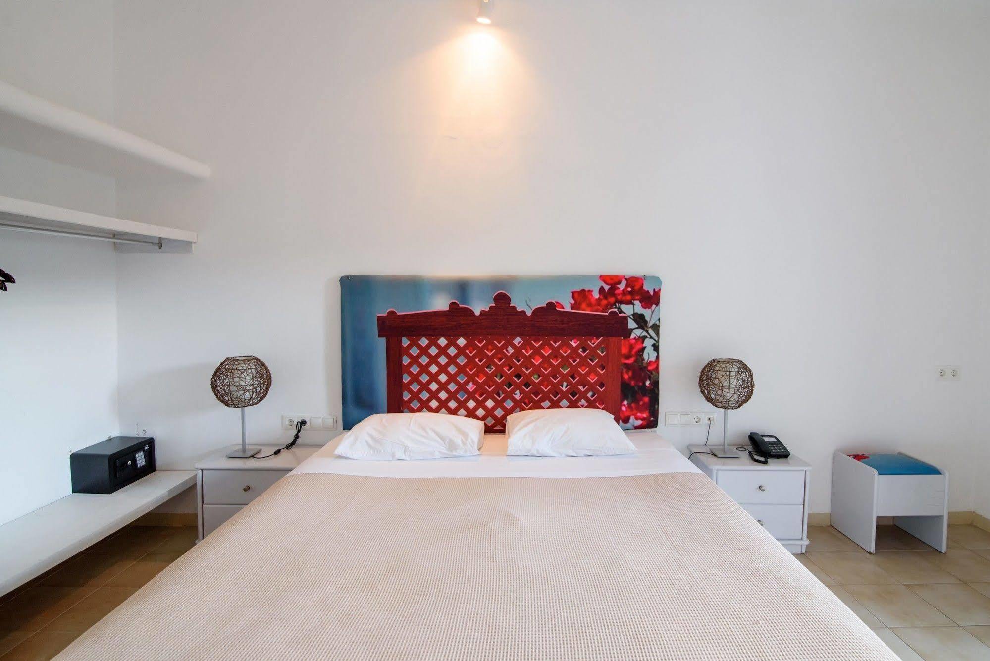 Atlas Boutique Kamari (Santorini)