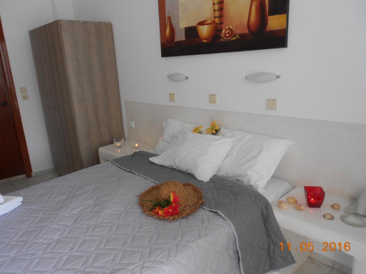 To Let Rena Guest house Monolithos (Santorini)